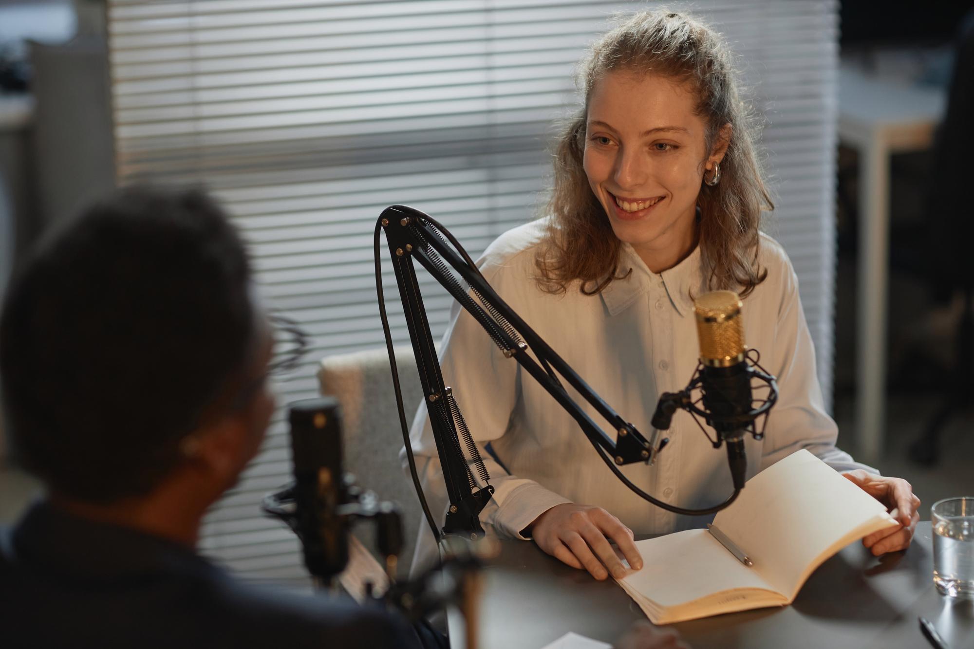 Dziennikarz prowadzący wywiad w studio